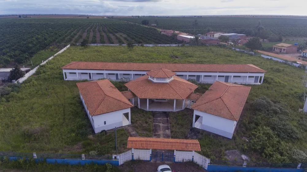 Imagem ilustrativa da imagem Após 10 anos, obra de escola de R$ 1 milhão segue parada na Bahia