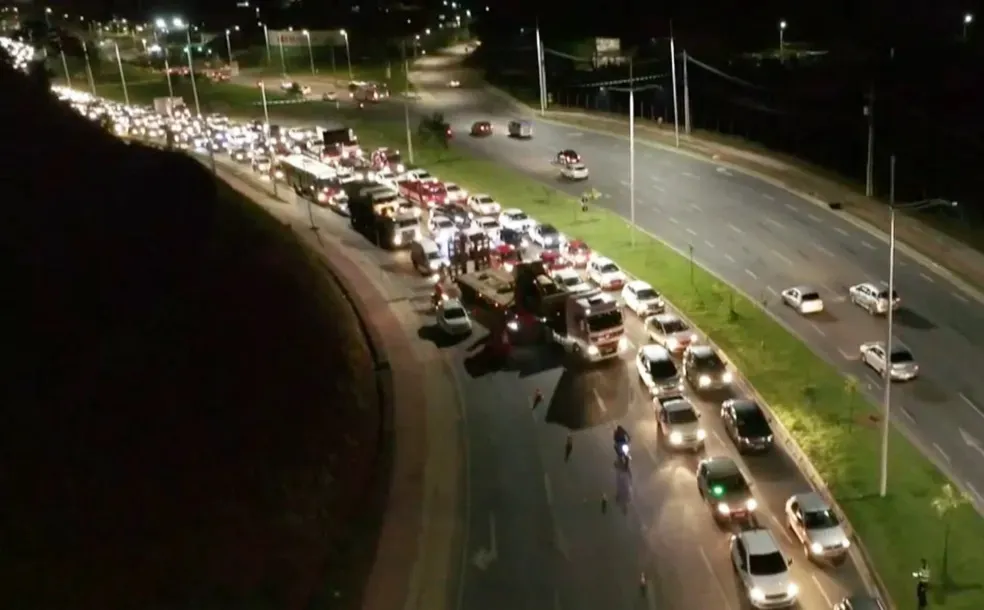 Carreta é retirada da avenida 29 de março