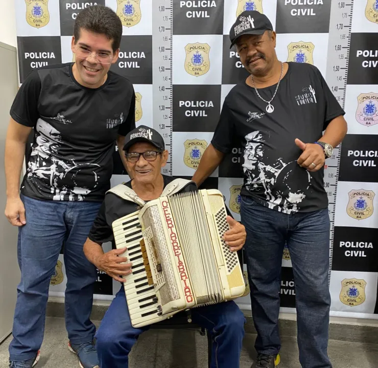 Imagem ilustrativa da imagem Após furto, sanfona presenteada por Gonzaga volta a músico de Feira