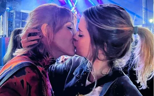 Titi Müller e a namorada Lívia Lobato
