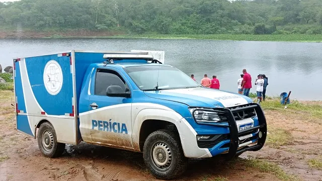 Na manhã desta terça, o trabalho foi retomado e o corpo encontrado a alguns metros de onde o barco afundou