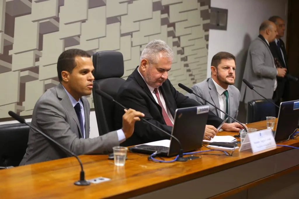 Presidente da FECBAHIA em audiência no Senado ao lado do senador Angelo Coronel (PSD-BA)