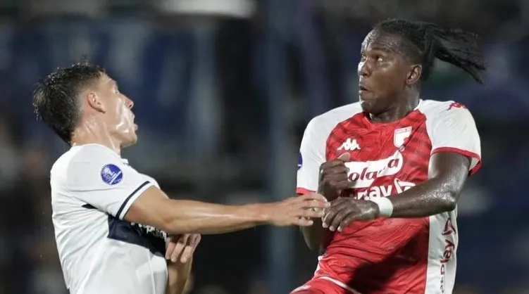 Hugo Rodallega durante o jogo contra o Gimnasia La Plata, pela Copa Sul-Americana