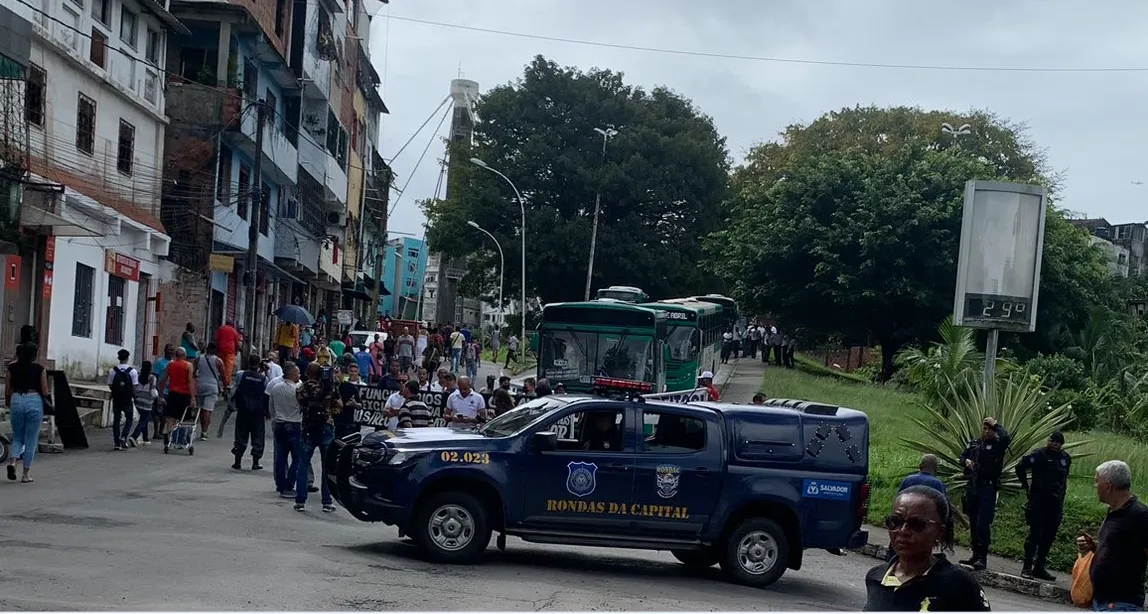 Manifestantes fecharam a saída da Estação da Lapa, em Salvador