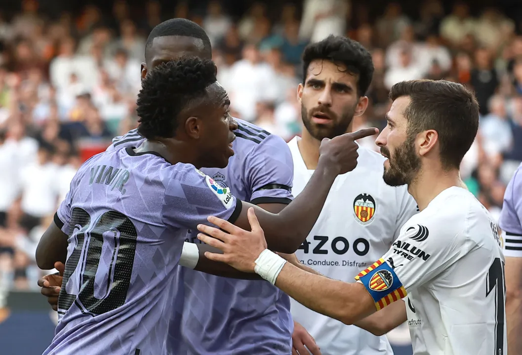 Imagem ilustrativa da imagem Rosto de Vini Jr. é arrancado de pôster no Santiago Bernabéu; veja