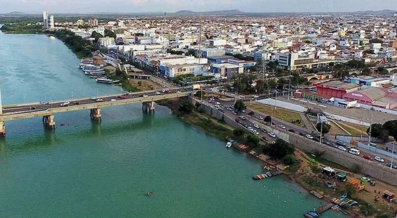 Ponte sobre o Rio São Francisco que liga a cidade de Juazeiro na Bahia a Petrolina em Pernambuco