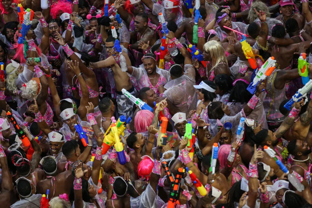 Projeto acaba com pistolas d'água na folia