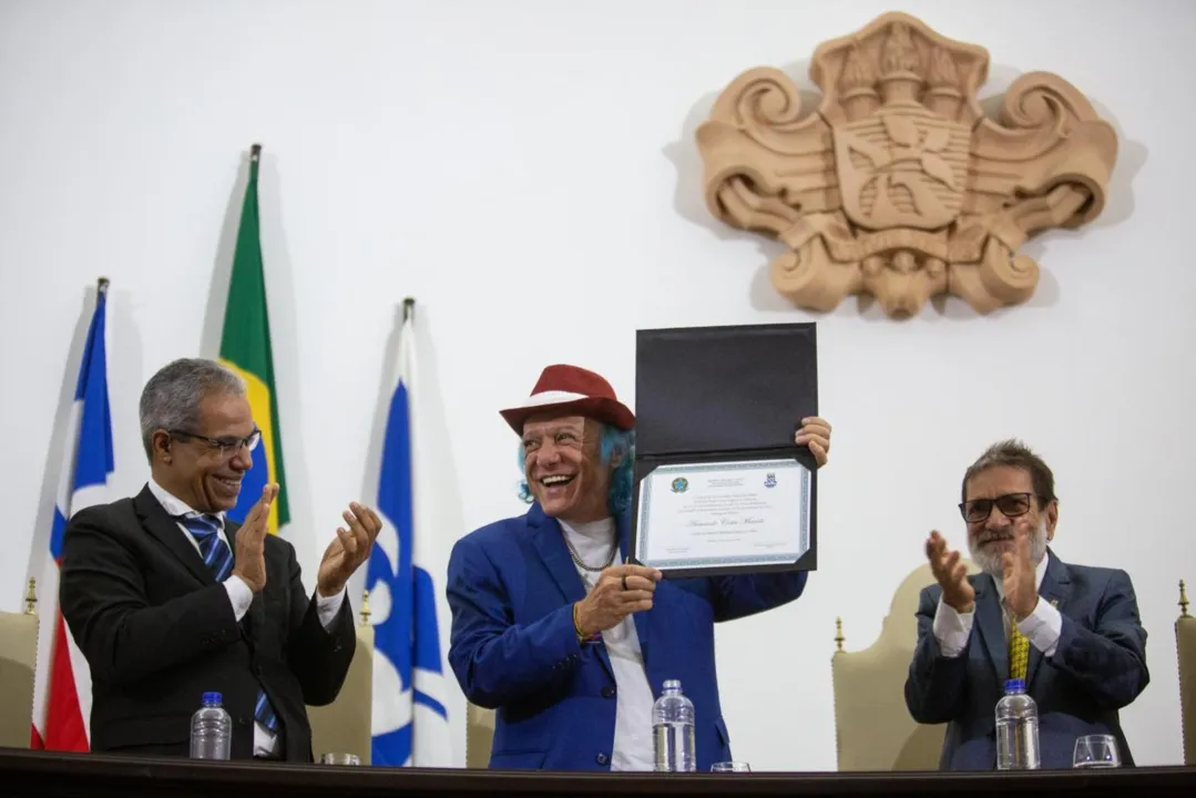 Honraria contou com a entrega feita pelo reitor Paulo Miguez