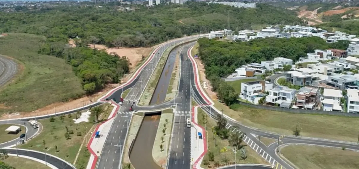 A Avenida 29 de Março possui retornos feitos por vias marginais