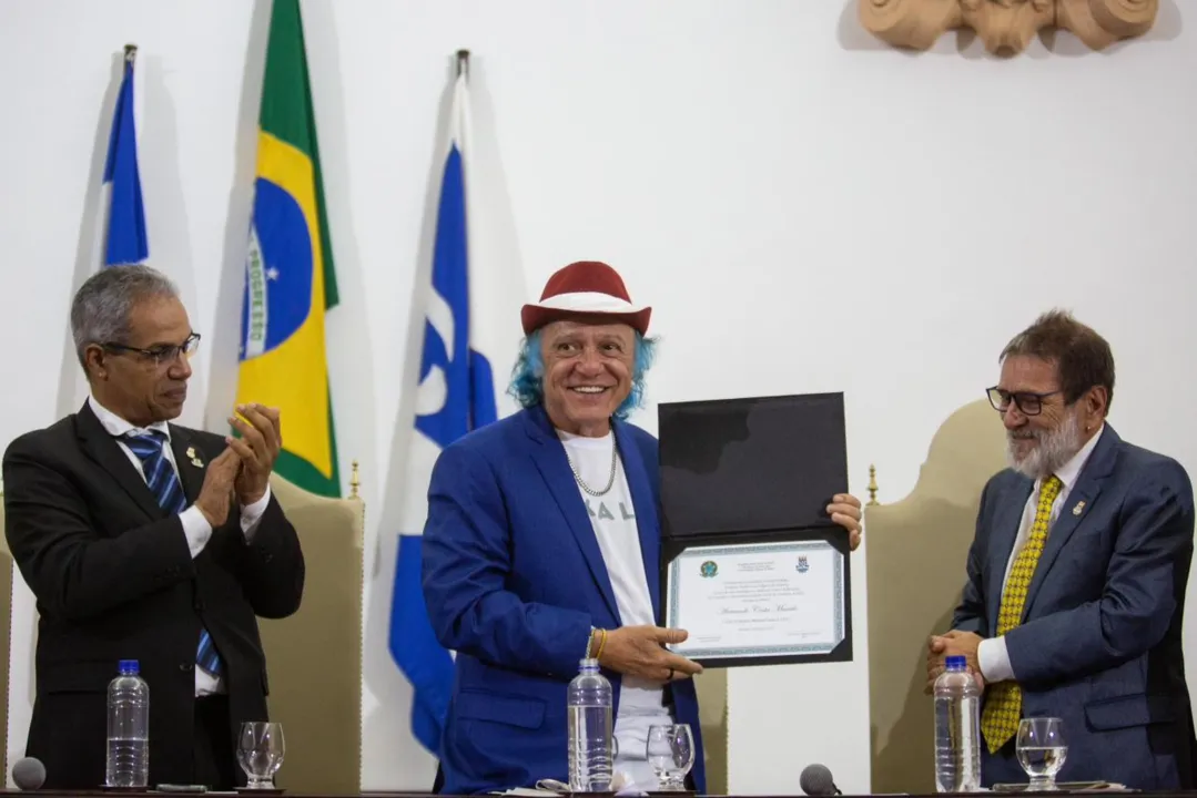 José Maurício Valle, diretor da Escola de Música da UFBA, Armandinho, e o reitor da universidade, professor Paulo Miguez