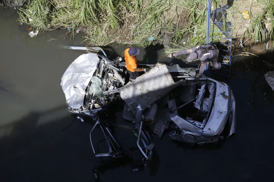 Acidente que ocorreu no córrego quando carro caiu na Ligação Iguatemi Paralela