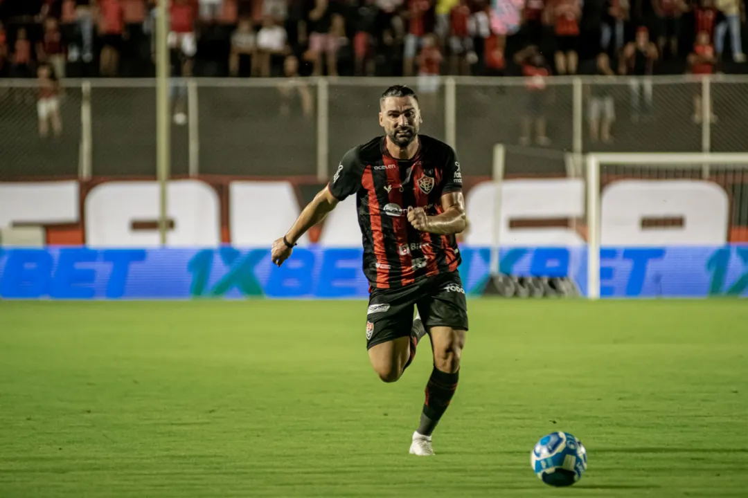 Léo Gamalho em ação pelo Vitória na Série B
