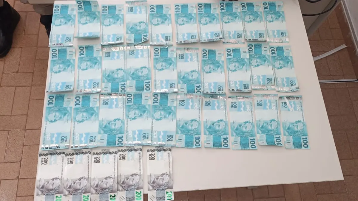 Mulher estava com R$ 4 mil em notas falsas