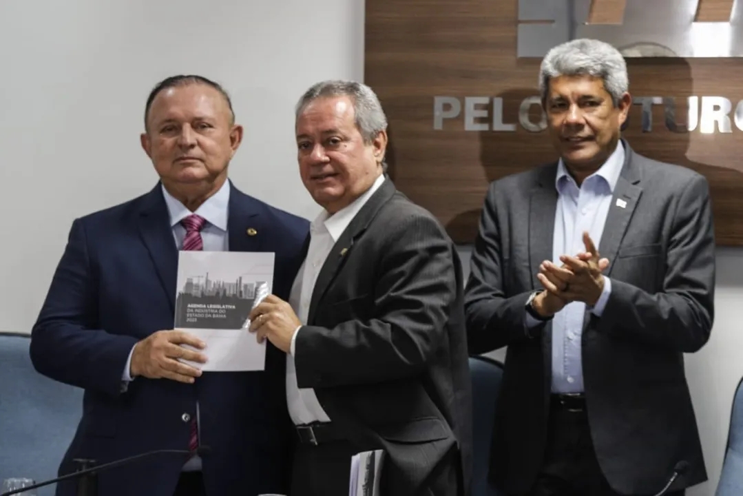 Adolfo Menezes recebe de Ricardo Alban, Presidente da Fieb, a Agenda Legislativa da Indústria; evento teve presença de Jerônimo Rodrigues
