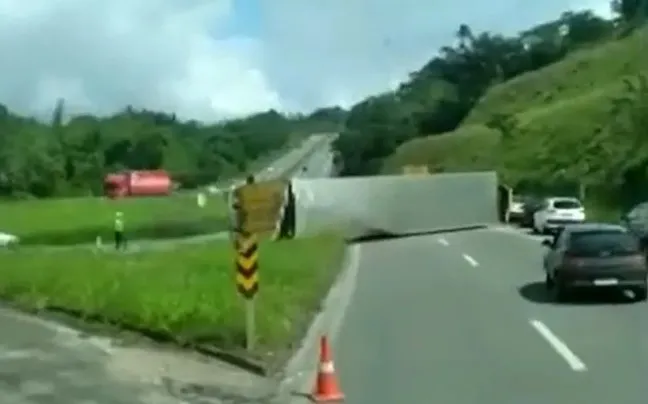 Pista segue obstruindo a via parafuso na noite desta quinta-feira, 25