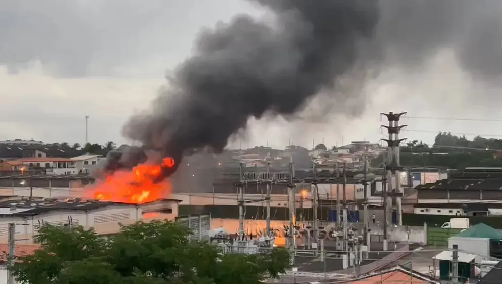 As chamas atingiram os imóveis na rua Dr. Gerino de Souza Filho