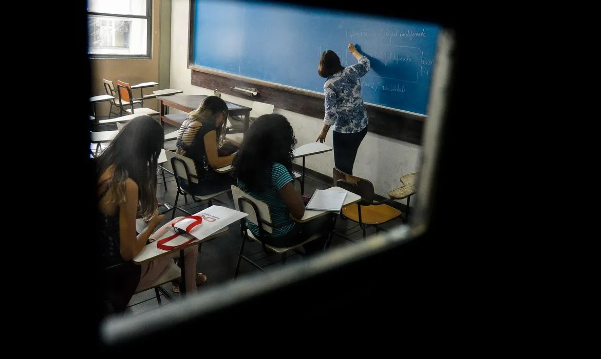 Das pessoas que não estudam, 57% disseram que abandonaram a sala de aula porque não tinham condições