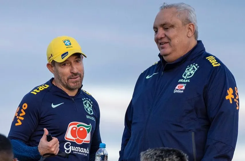 Ramon Menezes, técnico da Seleção Sub-20, ao lado de branco, coordenador de base da CBF