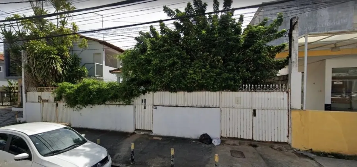 As chamas teriam começado em um dos quartos do imóvel