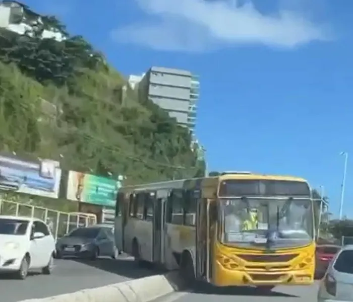 A remoção do ônibus já foi iniciada com o uso de um guincho