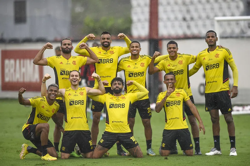 Parte do elenco do Flamengo durante atividade