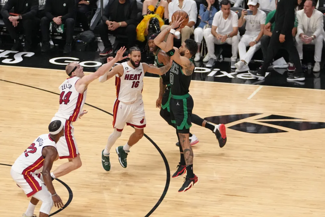 Jayson Tatum acerta cesta de três com contestação do Miami Heat