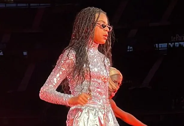 Garota de 11 anos vestiu uma roupa brilhante e fez coreografia ao lado dos dançarinos