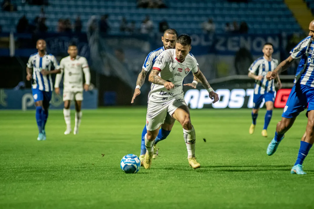 Vitória sofre empate na etapa final e pontua fora de casa