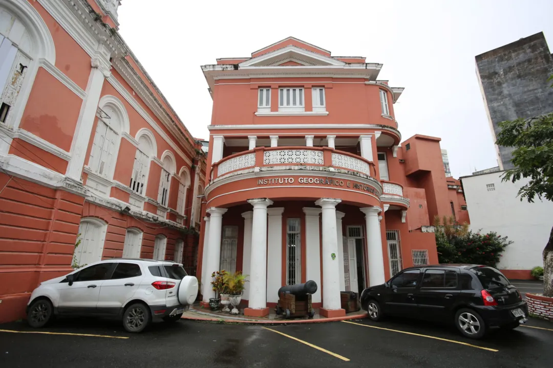 Fachada da entrada do IGHB na Av. Joana Angélica, no Centro Antigo de Salvador
