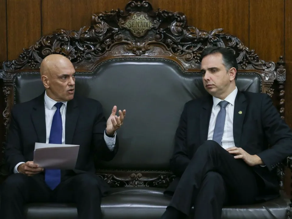 Ministro do STF Alexandre de Moraes ao lado do presidente do Senado, Rodrigo Pacheco (PSD-MG)