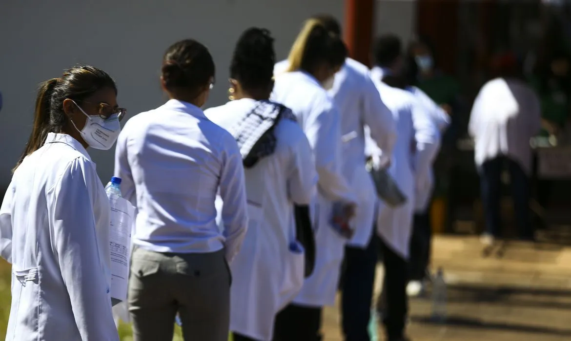 Segundo o ministério, atualmente mais de 8 mil médicos atuam no programa e o edital aberto agora é para recompor vagas ociosas