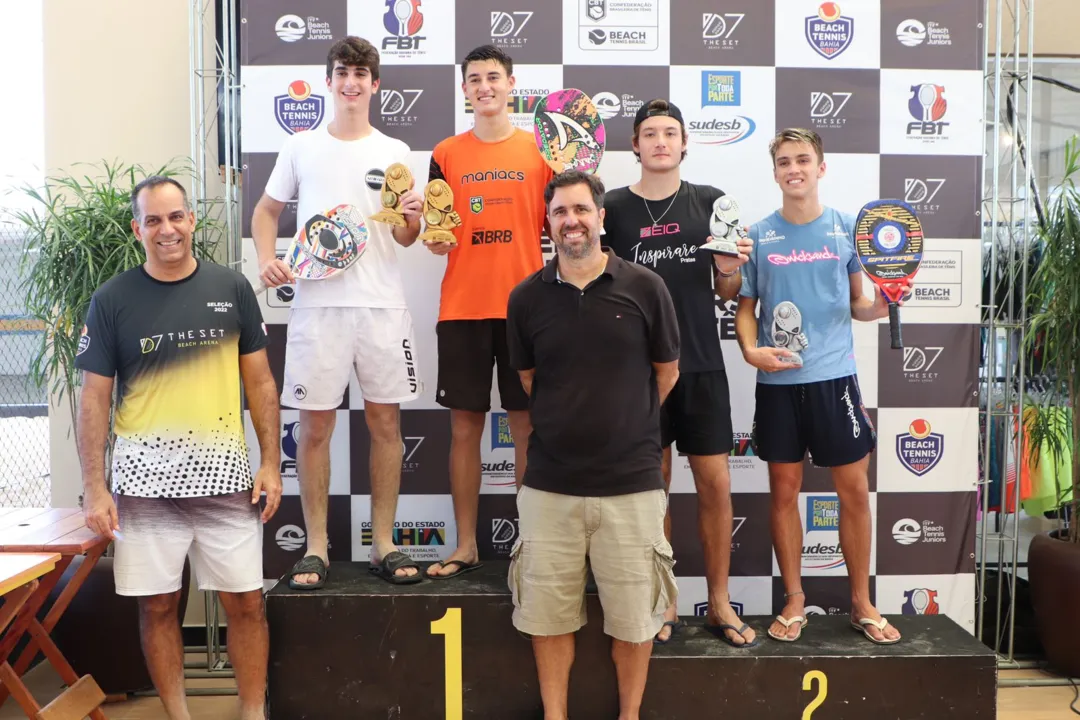 Gustavo Garbarski e João Caetano com o troféu com José Renato, direto