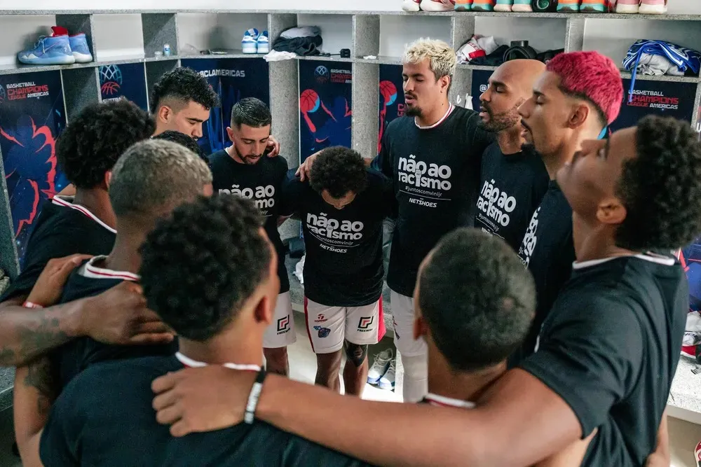 Elenco do Franca Basquete antes de final contra São Paulo no NBB