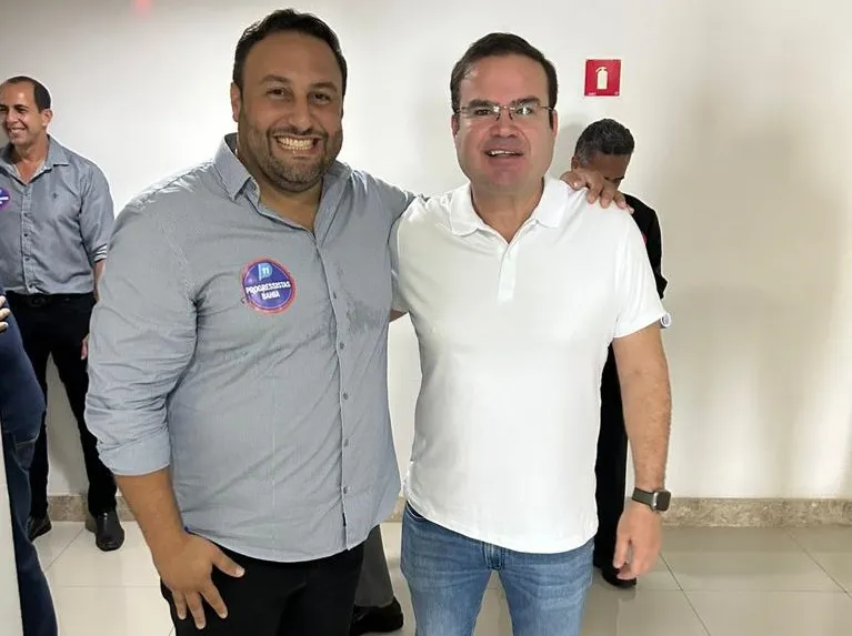 Rafael Lemos (à esq) participou da convenção estadual do PP e foi cortejado pelos caciques estaduais