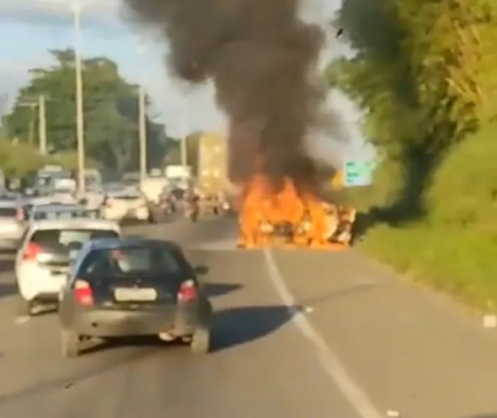 Apenas uma parte da via está sendo utilizada, o que causa congestionamento no local