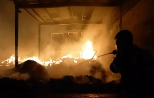 Fogo causou danos à estrutura do galpão, que precisou ser interditado