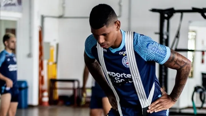 Jogadores fizeram um pré-treino na academia antes de ir para o campo treinar com bola