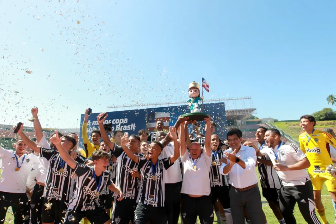 Garotos do Atlético Mineiro comemorando o título