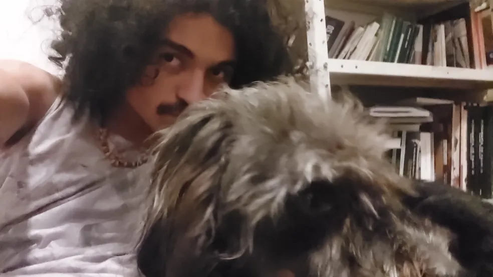 Victor Rosa começou a morar no apartamento de Zé Celso para cuidar do cãozinho Nagô