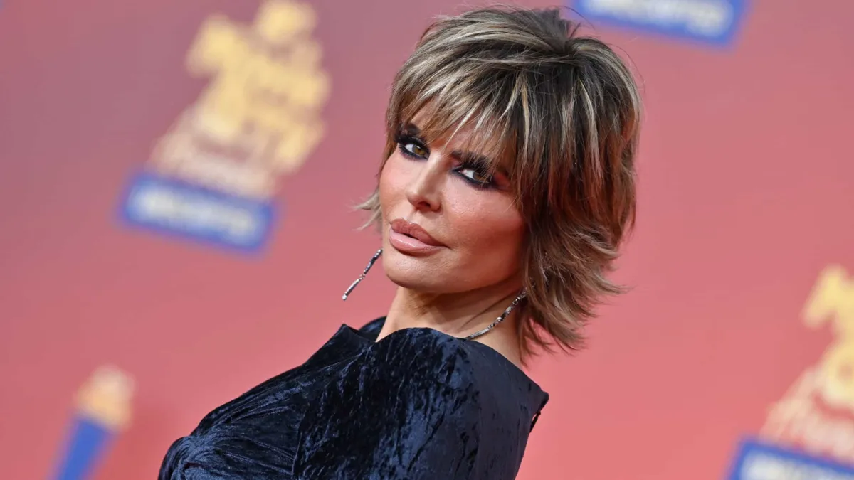 Imagem ilustrativa da imagem Atriz Lisa Rinna surpreende e posta selfie completamente nua; veja