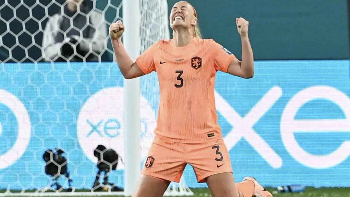 Zagueira Van Der Grag marcou o gol da vitória da Holanda