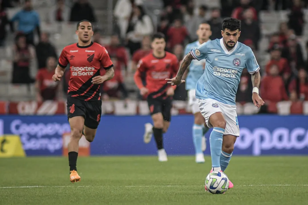 Cauly com a posse de bola no jogo contra o Athletico-PR