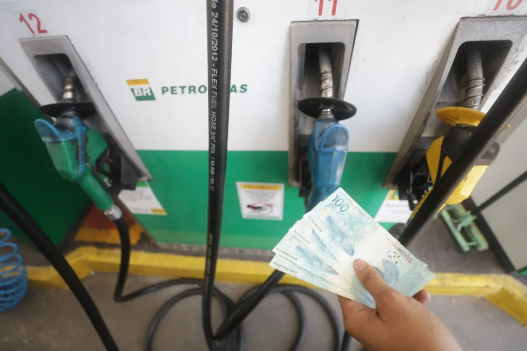 Bolsonaro tentou conter alta da gasolina com medida, mas perdeu eleição