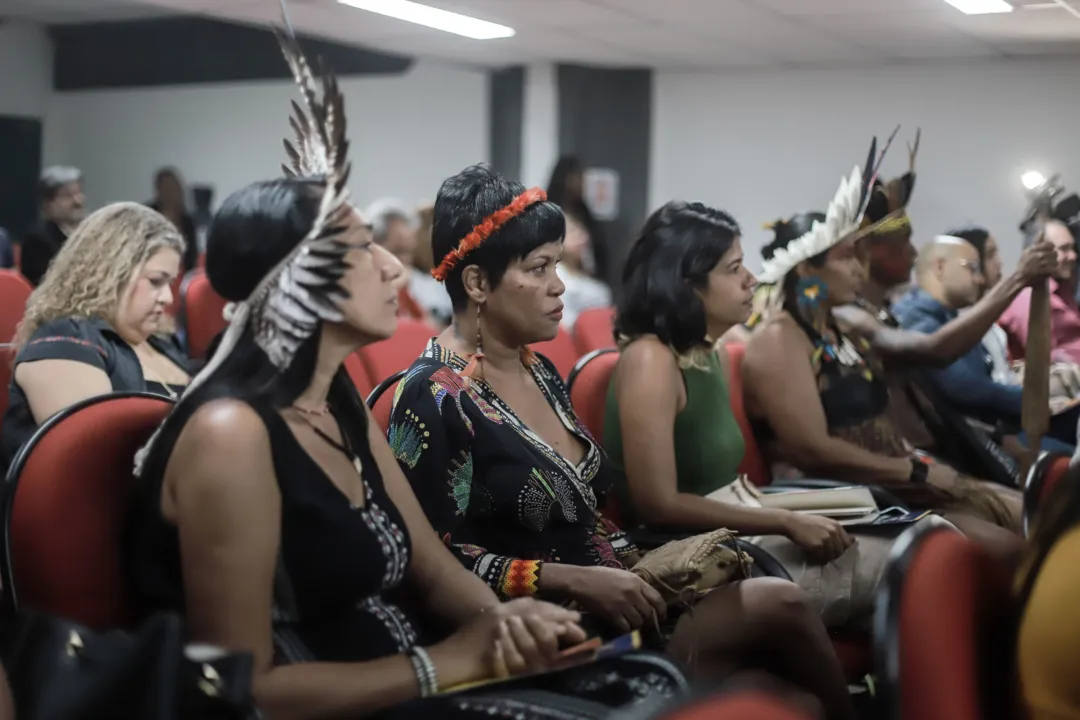 Indígenas durante apresentação dos dados do Censo 2022 pelo Instituto Brasileiro de Geografia e Estatística