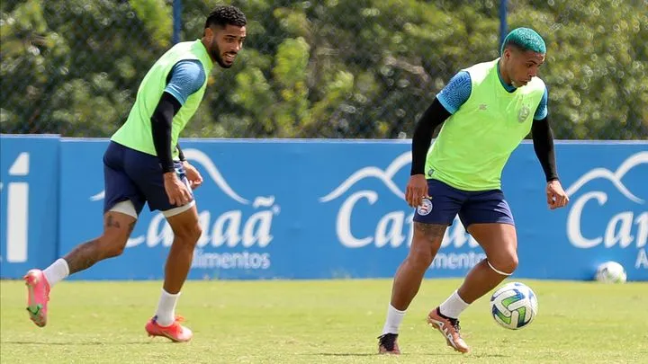 Matheus Bahia e Vitor Jacaré em treino na manhã deste sábado
