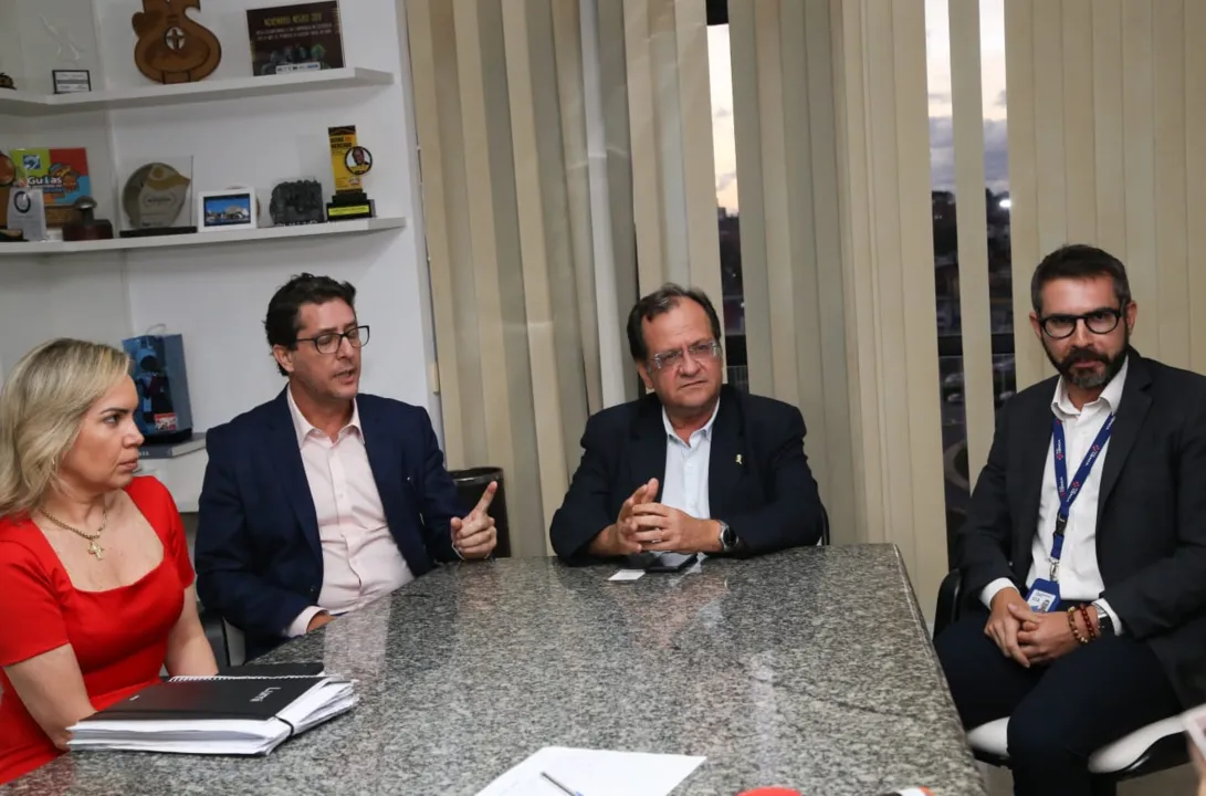 Reunião entre o secretário de Turismo da Bahia, Maurício Bacelar, e diretores da empresa polonesa