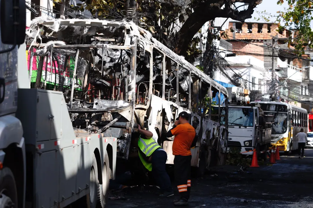 Guicho retirando o ônibus do sistema de transporte público