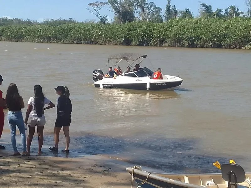 Buscas pelo homem contuam sendo realizadas por Marinha e Corpo de Bombeiros