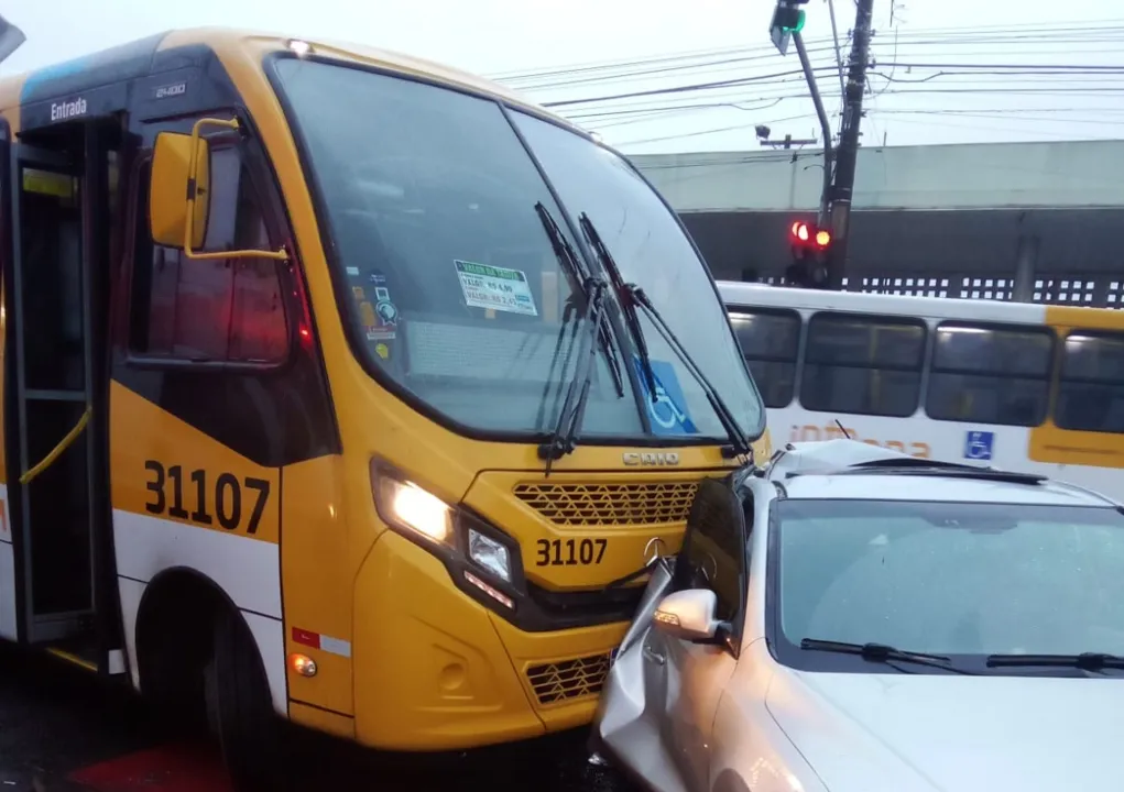 Carro ficou parcialmente destruído após batida em micro-ônibus