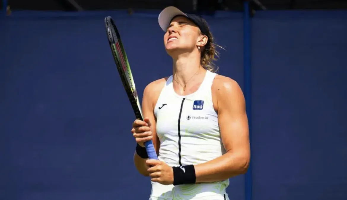 Brasileira perdia por 1 set a 0 quando decidiu abandonar a partida